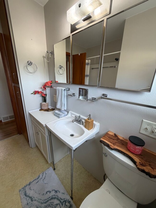 Building Photo - 3bed, 1bath home for rent in quiet Waterlo...