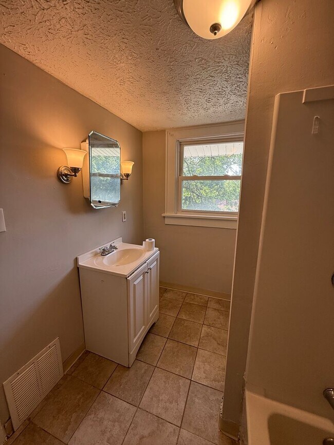 Building Photo - Coming Soon! Section 8 Accepted! Newly Ren...