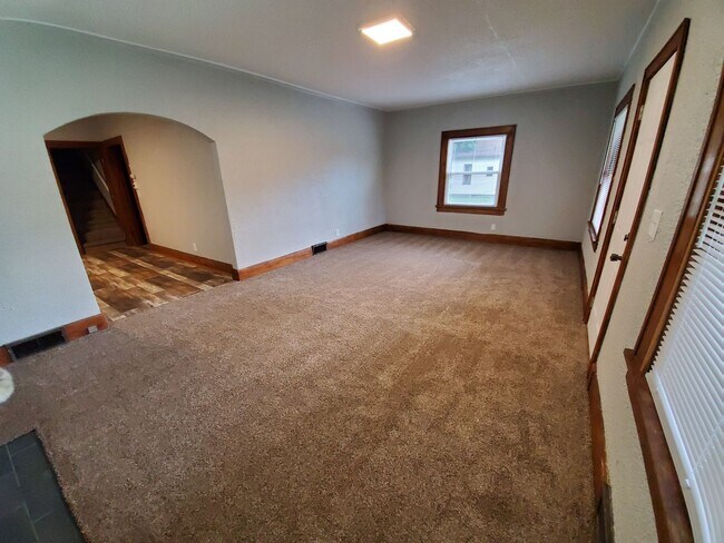 Building Photo - Large 3 Bedroom Home near Iowa State Fairgrounds!