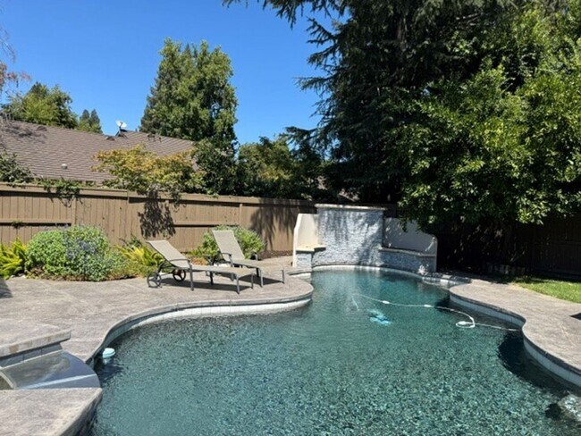 Building Photo - Gorgeous 3-Bedroom House in Gold River with pool
