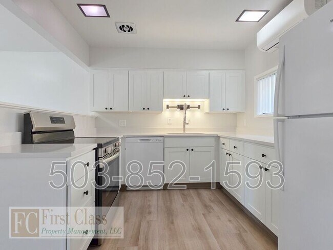 Building Photo - 8500 SW Canyon Dr