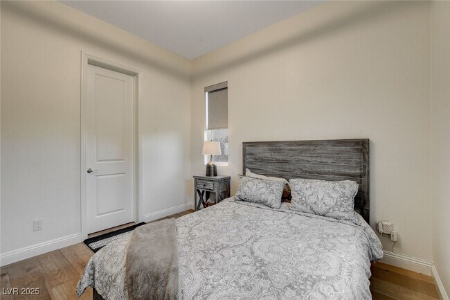 Building Photo - 2567 Speyburn Ave