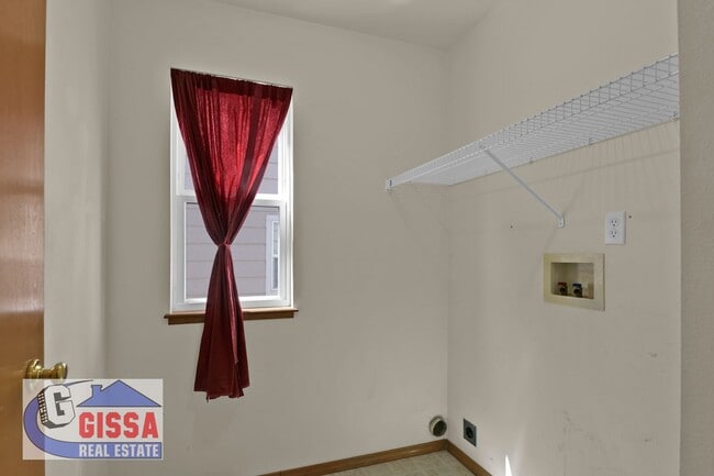 Building Photo - Beautiful home with views of Pikes Peak!