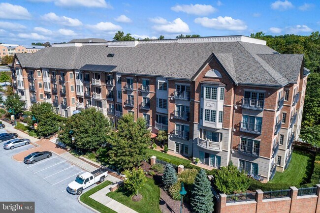 Building Photo - 510 Wellington Square