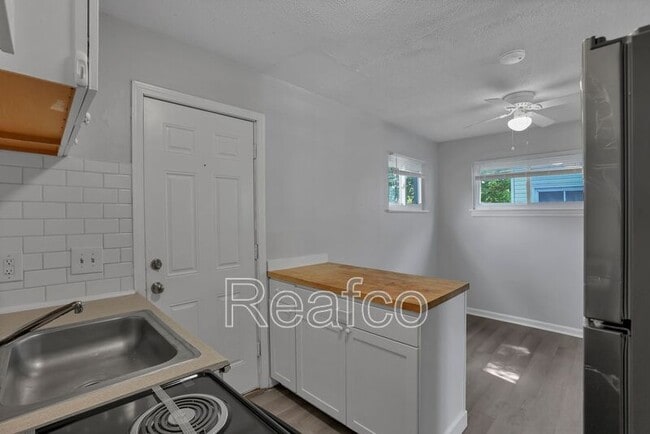 Building Photo - 900 Racine Ave