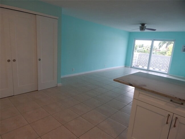 Building Photo - 3220 Bayview Dr
