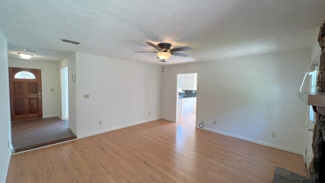 Building Photo - Lovely 3-Bedroom