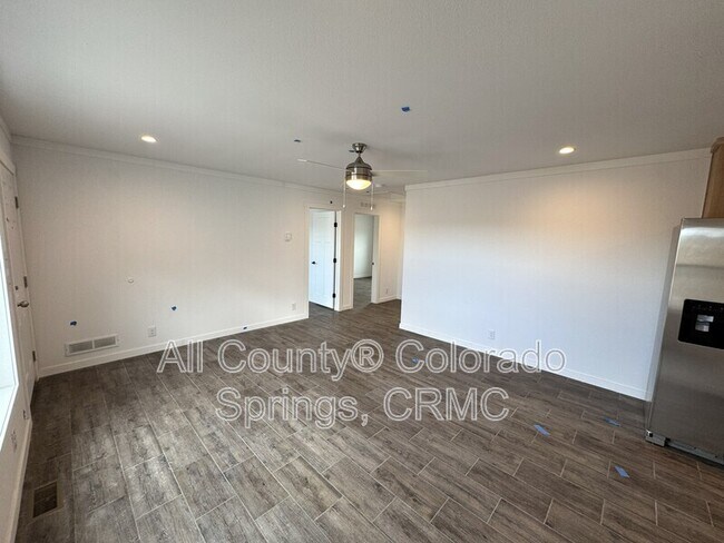 Building Photo - 692 E Hahns Peak Ave