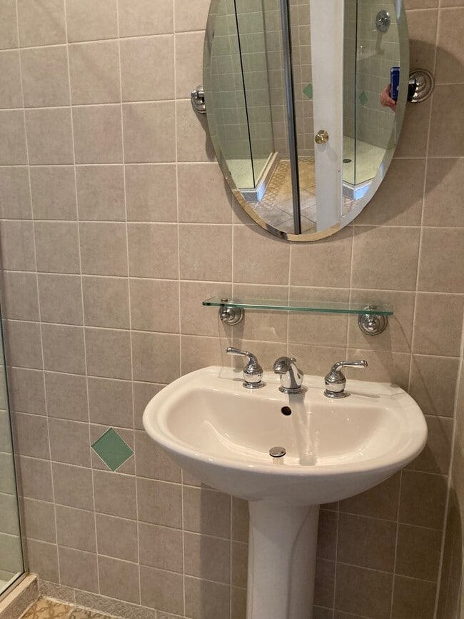 Building Photo - Spacious 3 Bedrooms 4 Bath  Condo with 2 C...