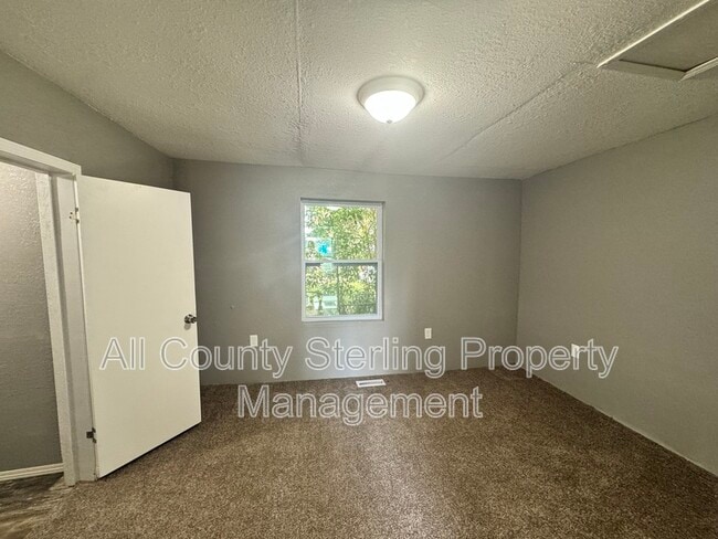Building Photo - 917 NE Aberdeen Ave
