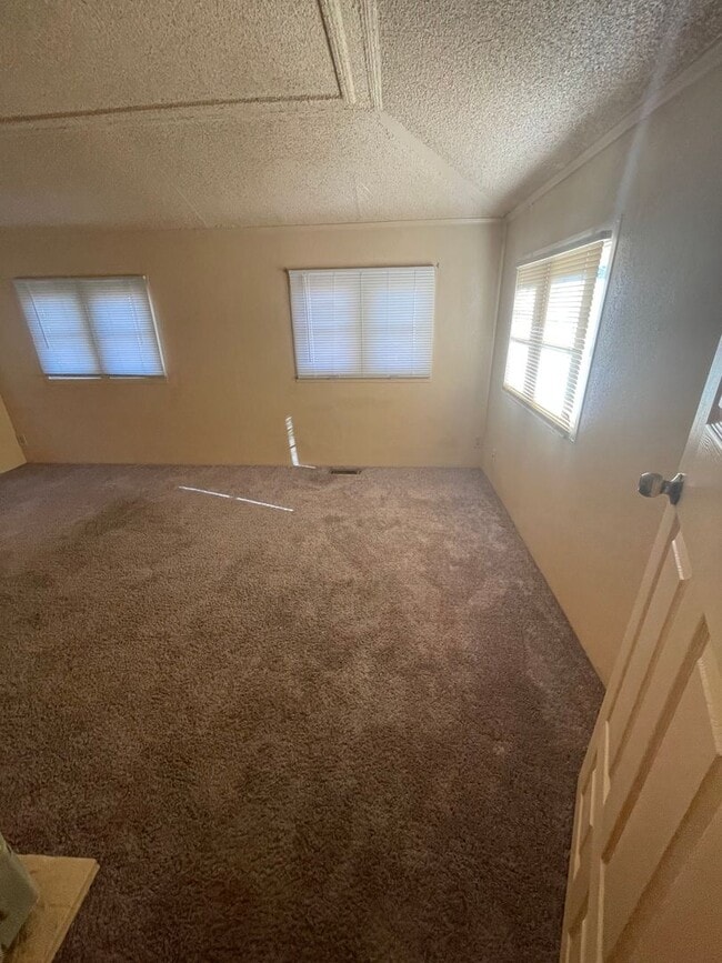 Building Photo - Three Bedroom, One Bathroom House with Fen...