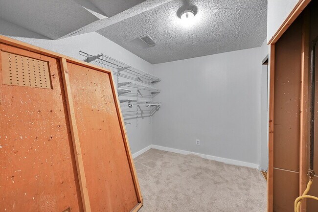 Building Photo - $1,950.00 - 3 Bedrooms, 2 Bathrooms, Single Family Home with Fenced Yard!