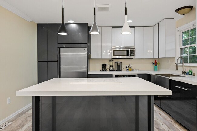 Building Photo - 321 Senate Ct