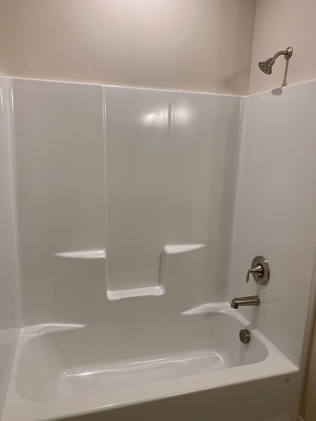 Building Photo - 3 Bedroom 2 Bath Single Family home with L...