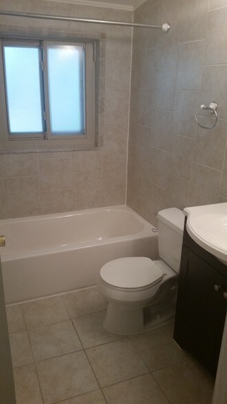 Full Hallway Bath - 880 N Adams Rd