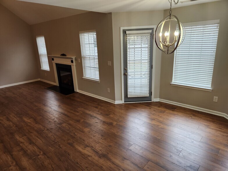 breakfast nook/living room - 3876 Parkers Fwy
