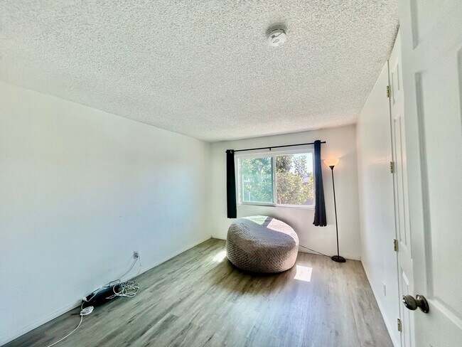 Building Photo - $3,995! Excellent 3-Bedroom Condo! 90716!
