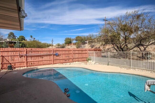 Building Photo - 5374 N Flint Ave