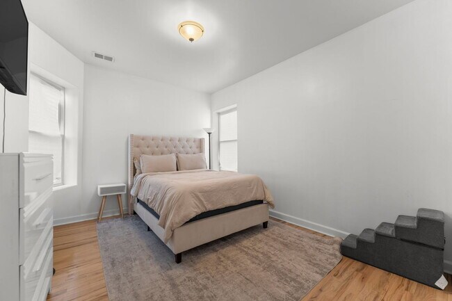 Building Photo - 6722 S Ridgeland Ave