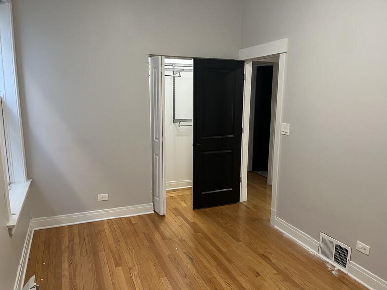 Building Photo - 1924 W Wilson Ave