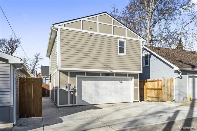 Building Photo - 1440 Lakepointe St