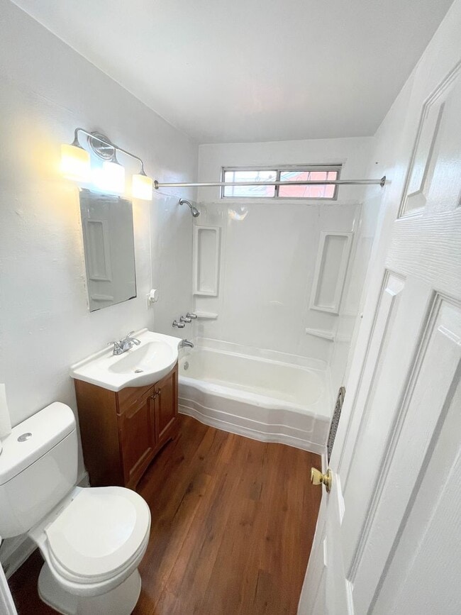 Building Photo - 3bd/1ba home in Rosewood. Huge backyard and 2 car garage!!