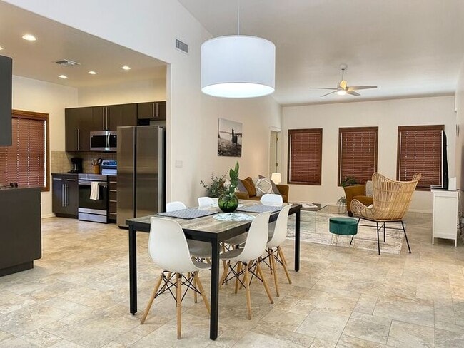 Building Photo - 3Bdm 3Ba close to U of A! must see!