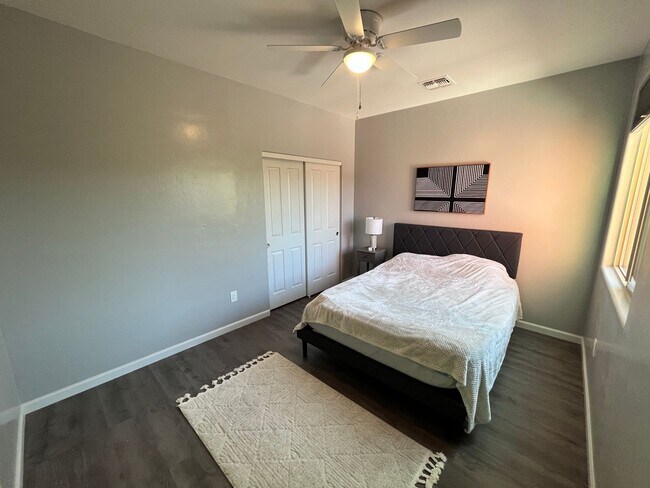 Building Photo - Central- FURNISHED 4 bedroom/ 3 bathroom h...
