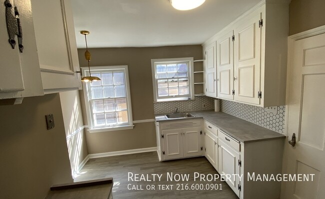 Building Photo - Shaker Heights 4 bed 2 bath UP