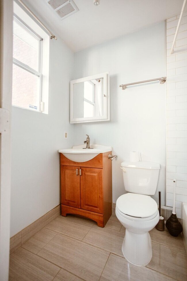 Charming 2Bed/2Bath in Washington Village 784 W Hamburg St