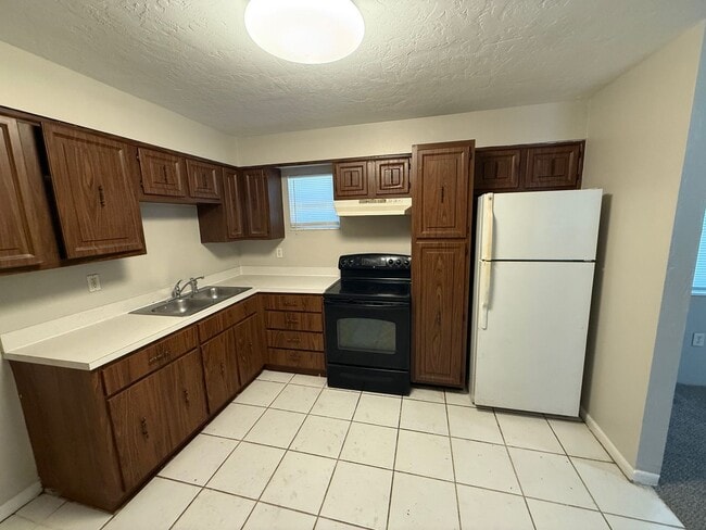 Building Photo - Cute 3/1 with Fenced Yard!