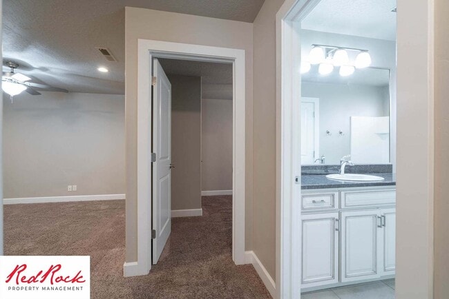 Building Photo - Spacious 4 Bedroom, 2.5 Bathroom Centrally...