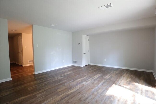 Building Photo - 604 Carriage Hill Dr