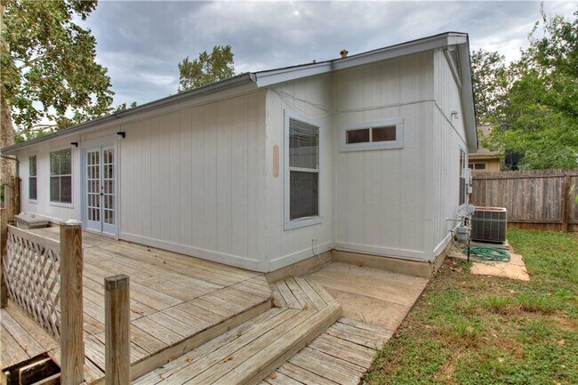 Building Photo - 5910 Jacob Glen