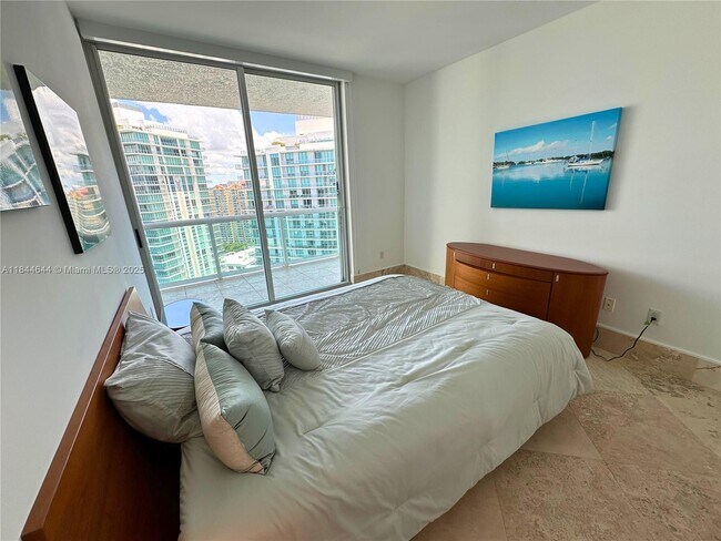 Building Photo - 16500 Collins Ave