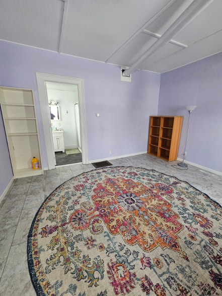 Building Photo - 842 Capital Ave NE