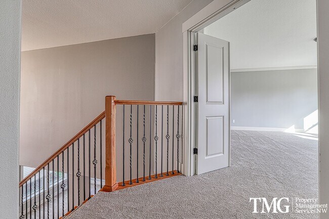 Building Photo - Large Pet Friendly 3 bed 2.5 bath home in ...