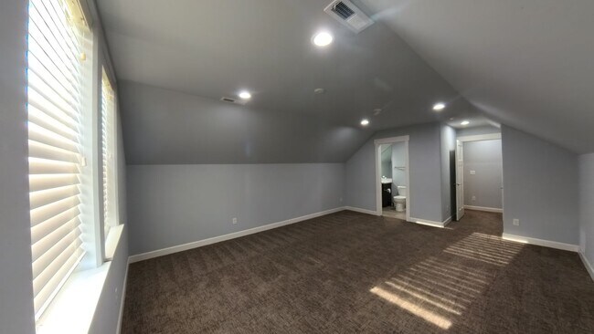Building Photo - 6892 Baudelaire