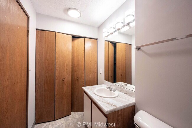 Building Photo - "Charming 2-Bed Oasis with 1.5 Baths in Sh...