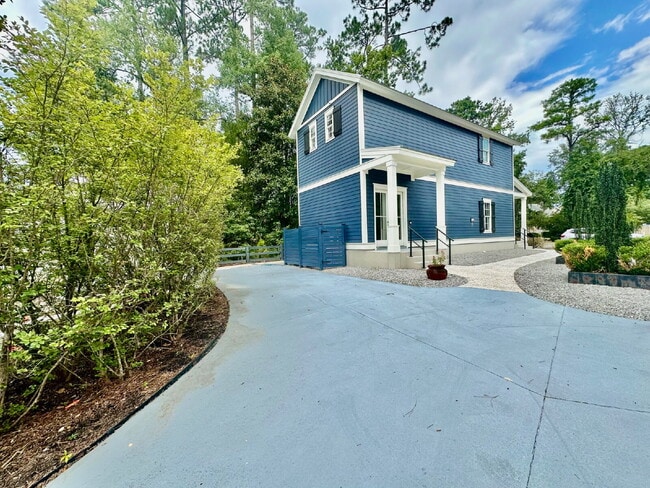 Building Photo - Large Modern Loft Home in Downtown Bluffton!