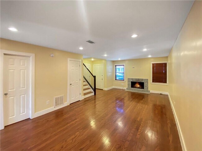 Building Photo - 877 Lenox Oaks Cir NE