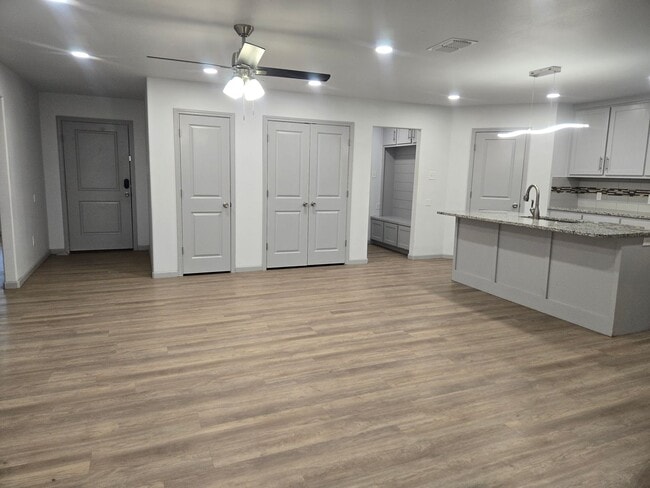 Building Photo - Spacious 4/3/2 Home with Modern Finishes and Great Location
