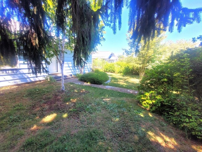 Building Photo - Charming Two Bedroom Home with Beautiful Y...