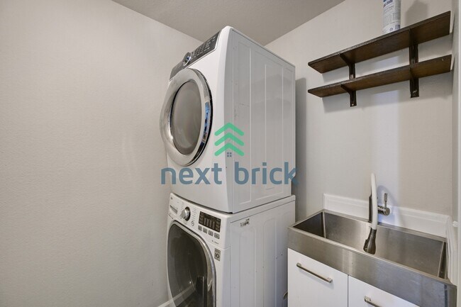 Building Photo - Spacious 5-Bedroom Haven with 3 Full Baths in Redmond – Your Dream Home Awaits!
