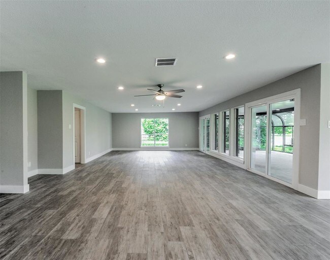 Building Photo - 915 Brook Forest Dr
