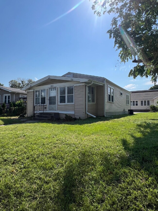 Primary Photo - Newly Renovated 2 bedroom / 1 bathroom hou...
