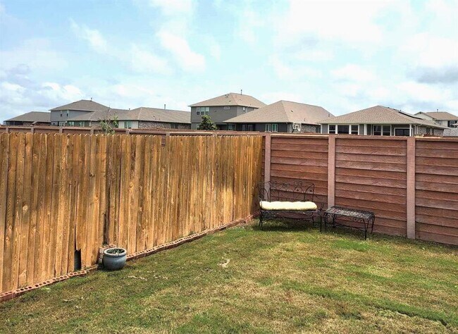 Building Photo - 553 Warlander Way