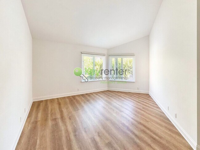Building Photo - Beautifully renovated single-level condo in gated Newport Baycrest