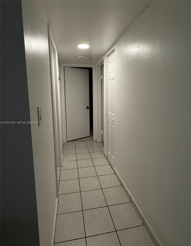 Building Photo - 9437 Fontainebleau Blvd