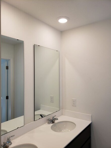 Building Photo - 729 W Oak Dr